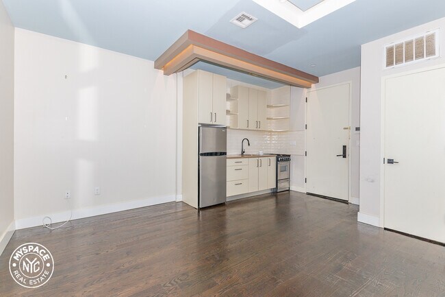Building Photo - 854 Greene Ave