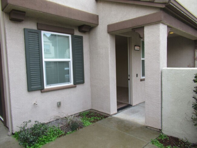 Foto del edificio - 2 STORY HOME IN WESTPARK VILLAGE CENTER ROSEVILLE WITH SOLAR!