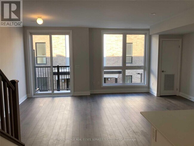 Photo du bâtiment - 1206 Main St E