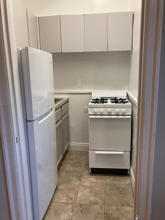 Building Photo - East Rogers Park One Bedroom