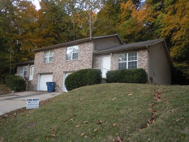 Two Bedroom Duplex with Modern Kitchen, 1 1/2 Baths and Garage! - Two Bedroom Duplex with Modern Kitchen, 1 1/2 Baths and Garage! House