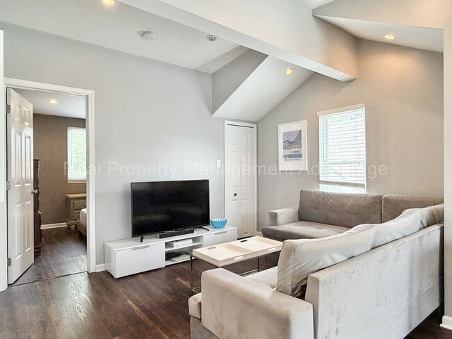 Building Photo - 340 E. Cambourne.