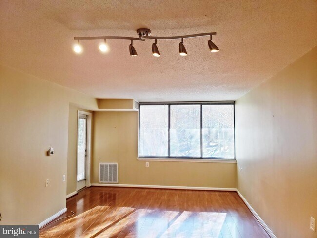 Foto del edificio - 10101 Grosvenor Pl
