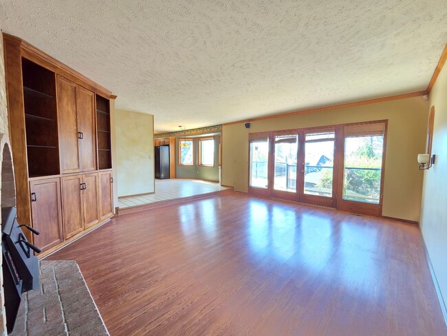Building Photo - $3,800 - 5 Bed / 4 Baths Stunning Northwood Home with Views