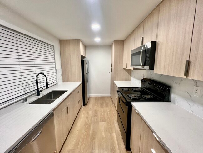 Cocina: nevera, estufa, horno, microondas, lavavajillas. - 6722 S Monroe St