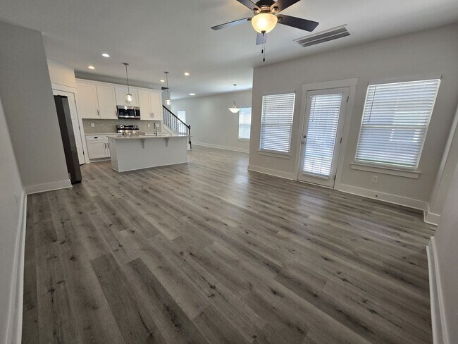 Foto del edificio - End Unit 3/3.5 Townhome w/ Community Pool!