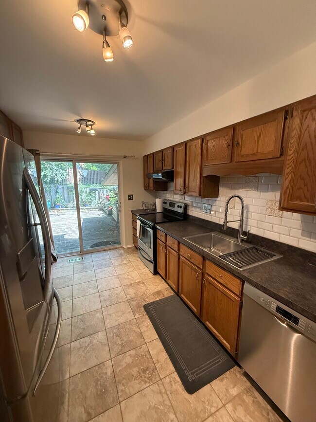 Renovated kitchen - 3307 Webley Ct