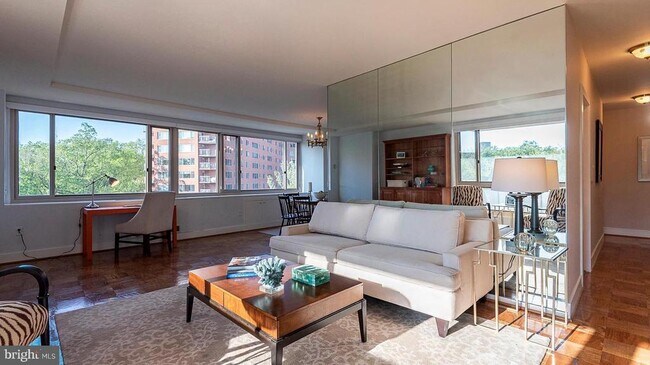 Foto del edificio - 4101 Cathedral Ave NW