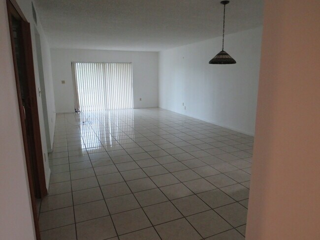 Foto del edificio - 16091 Blatt Blvd