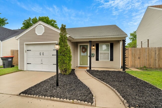 Building Photo - RARE FIND! Immaculate 2 Bed 2 Bath home in great location.