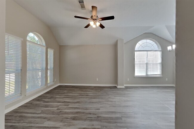 Foto del edificio - 8707 Silver Lure Dr