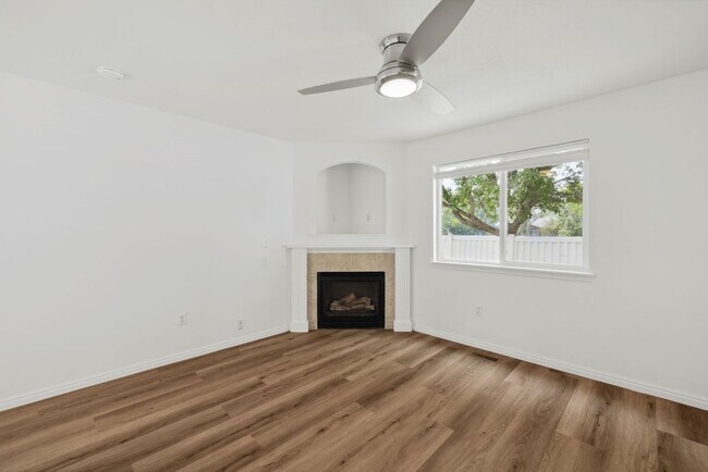Building Photo - 3 Bedroom Kuna home with Fenced back yard - Pets Welcome!!