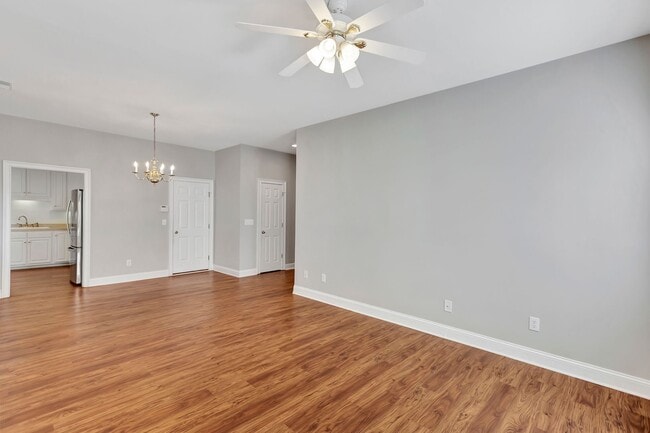 Building Photo - Town home in the heart of Mount Pleasant