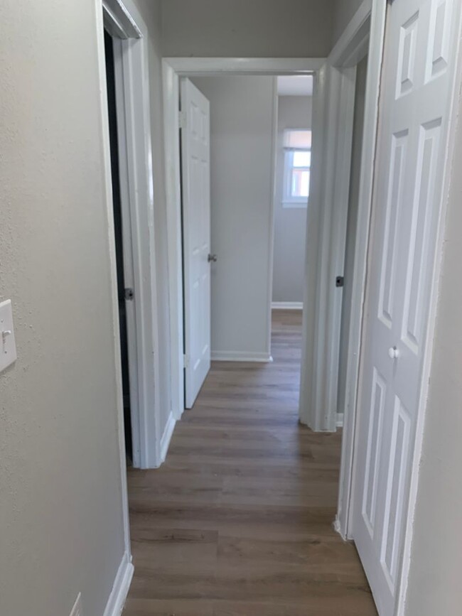 Building Photo - $1095 - 3 bedroom / 1 bathroom - Single Fa...