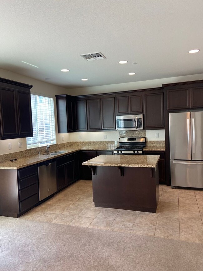 Building Photo - Close to Folsom High School! - 3 Bdrm, 2.5 bath