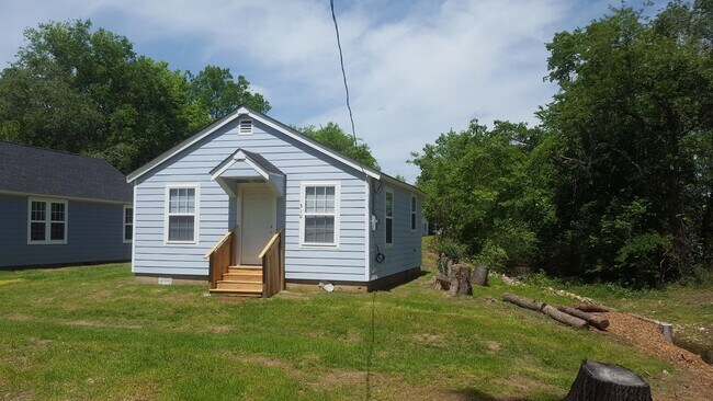 Foto del edificio - Cozy ~  2-bedroom, 1-bathroom house