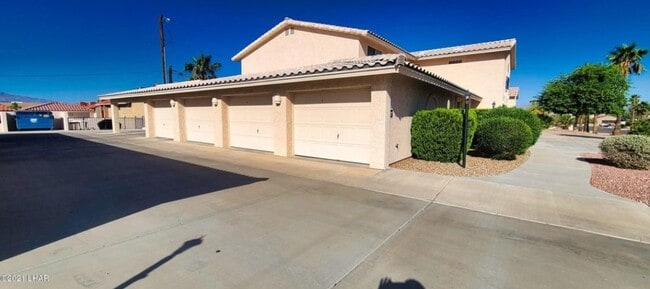 End unit garage - 2095 Mesquite Ave