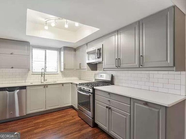 Building Photo - 2032 Powers Ferry Trce SE