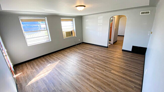 Estudio - 227 W Dunklin St