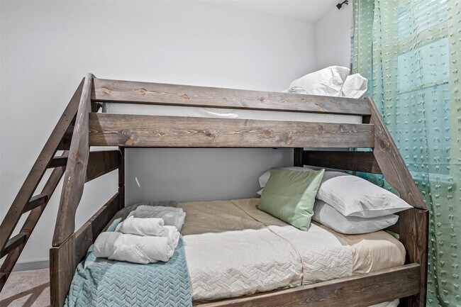 Building Photo - 829 Emile St