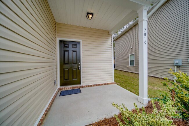 Foto del edificio - 7015 Thornrose Dr