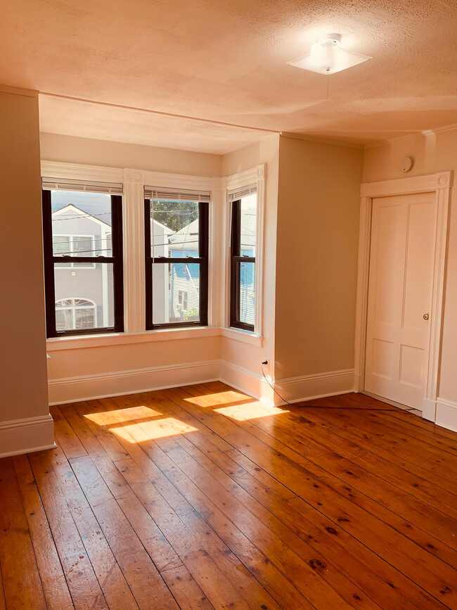 Family Room - 390 Cedar St
