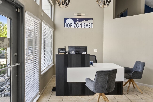 La recepción de la oficina de arrendamiento de los apartamentos Horizon East. - Horizon East Apartments