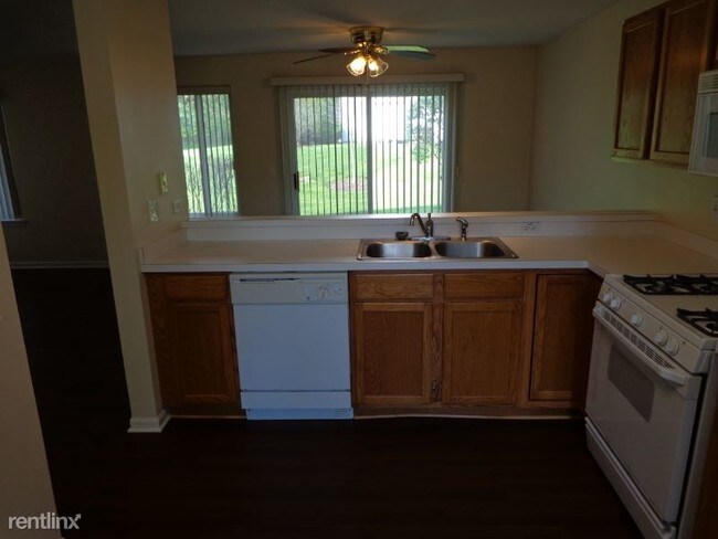 Building Photo - 2 br, 1.5 bath Townhome - 2300 Woodside Drive