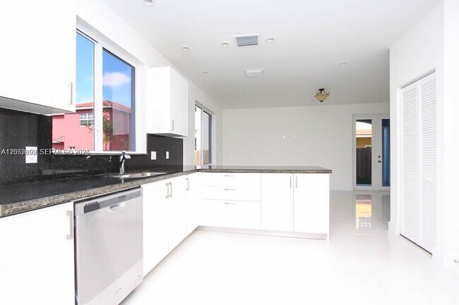 Building Photo - 15639 SW 11th Terrace