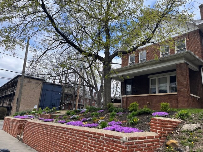 Building Photo - 24 E Northwood Ave