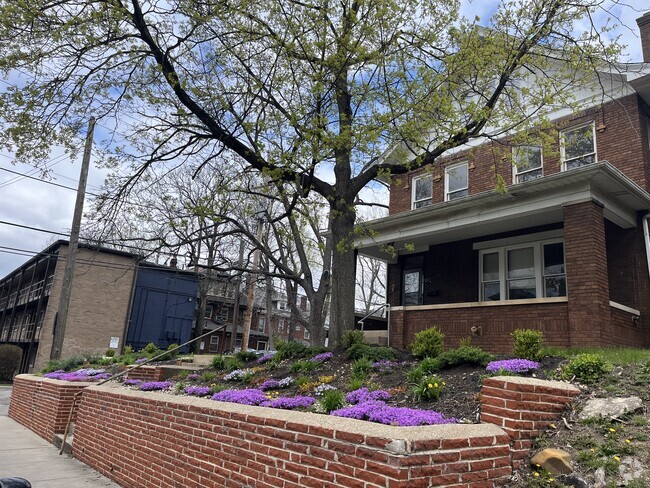 Building Photo - 24 E Northwood Ave