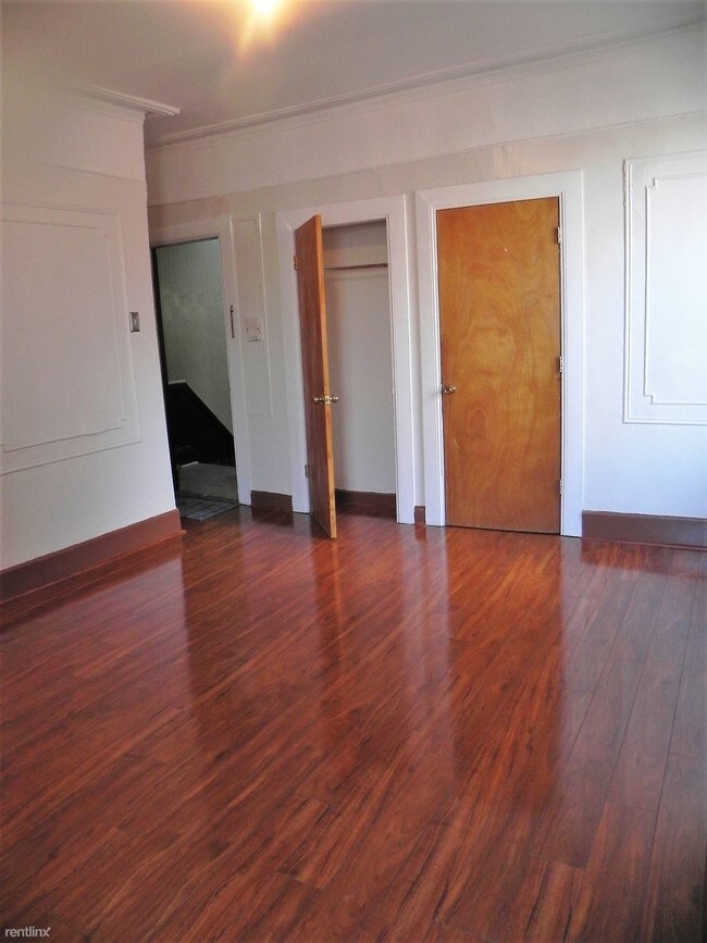 Building Photo - 1018 Halsey St