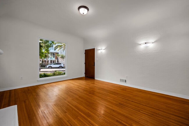 Building Photo - 724 S Dunsmuir Ave