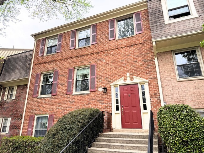 Building Photo - 6008 Westchester Park Dr