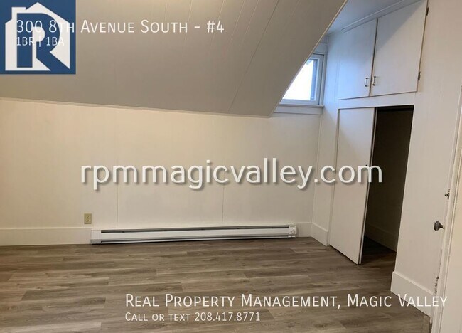 Foto del edificio - Upstairs Apartment - First Month $325!!