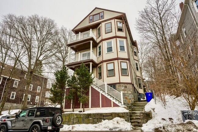 Building Photo - 108 Hillside St