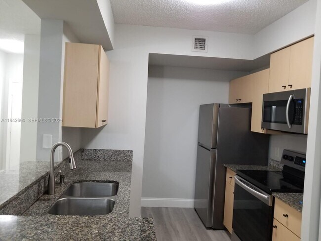 Foto del edificio - 2470 Centergate Dr