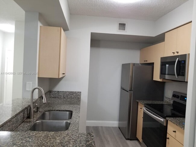 Building Photo - 2470 Centergate Dr