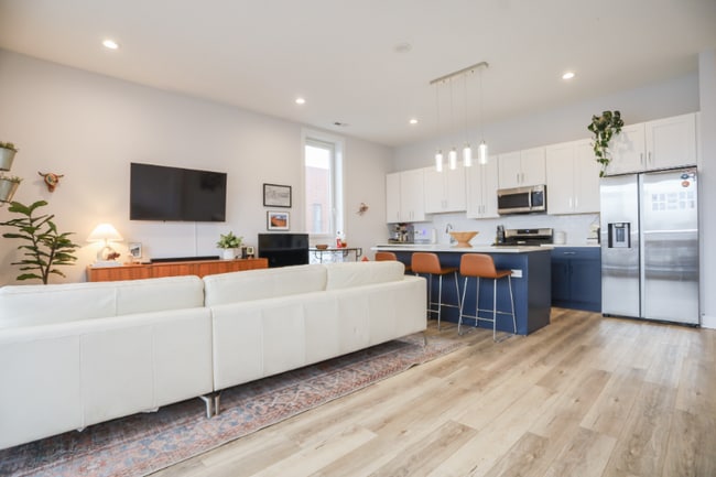 Building Photo - 2402 W Carmen Ave