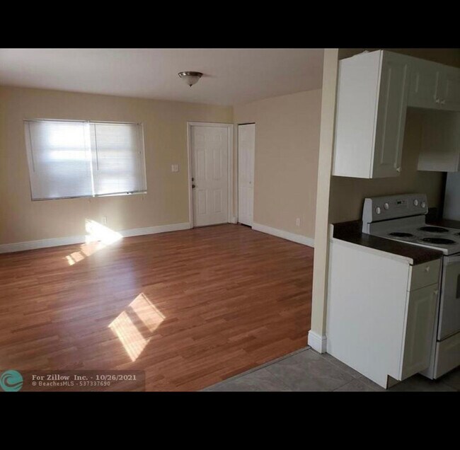 Living room with entrance closet - 1133 W 28th St