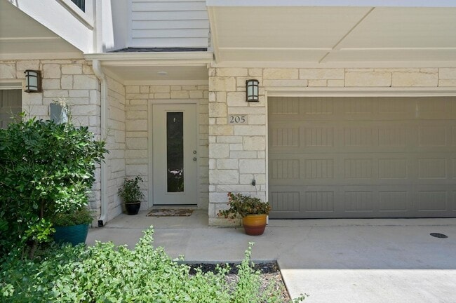 Foto del edificio - 205 Birch Oak Ln