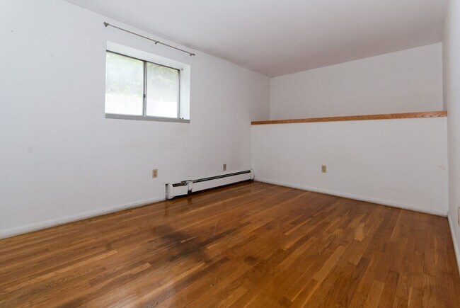 Foto del edificio - Brighton 2bed / 1bath with heat and hot water included in rent- building has a swimming pool