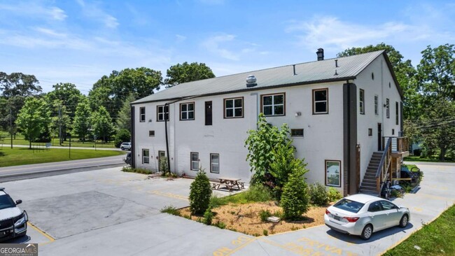 Building Photo - 610 Madola Rd