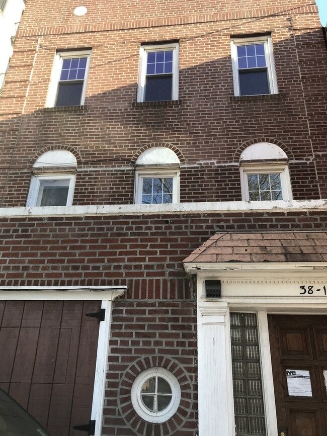 Building Photo - 38-15 Crescent St