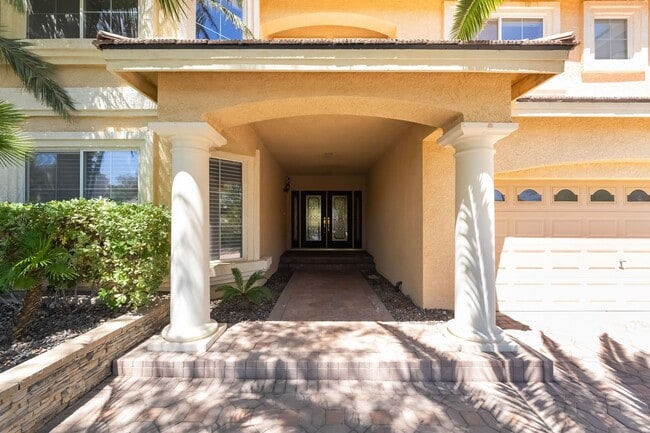 Foto del edificio - Beautiful Three Story, Five Bedroom Home w...