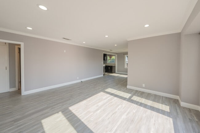 Foto del edificio - 14947 Chatsworth St