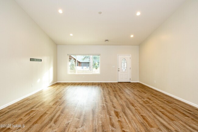 Building Photo - 2201 N Elk Run St