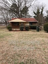 Building Photo - 2212 Willow Rd