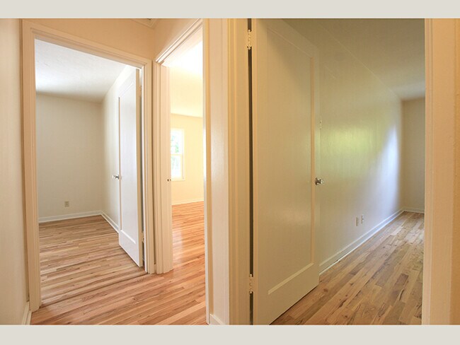 Building Photo - Stunning Retro Townhome!