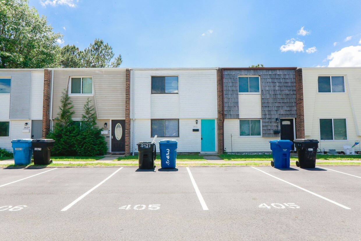 Primary Photo - Updated 3BR Townhouse in Prime VA Beach Lo...